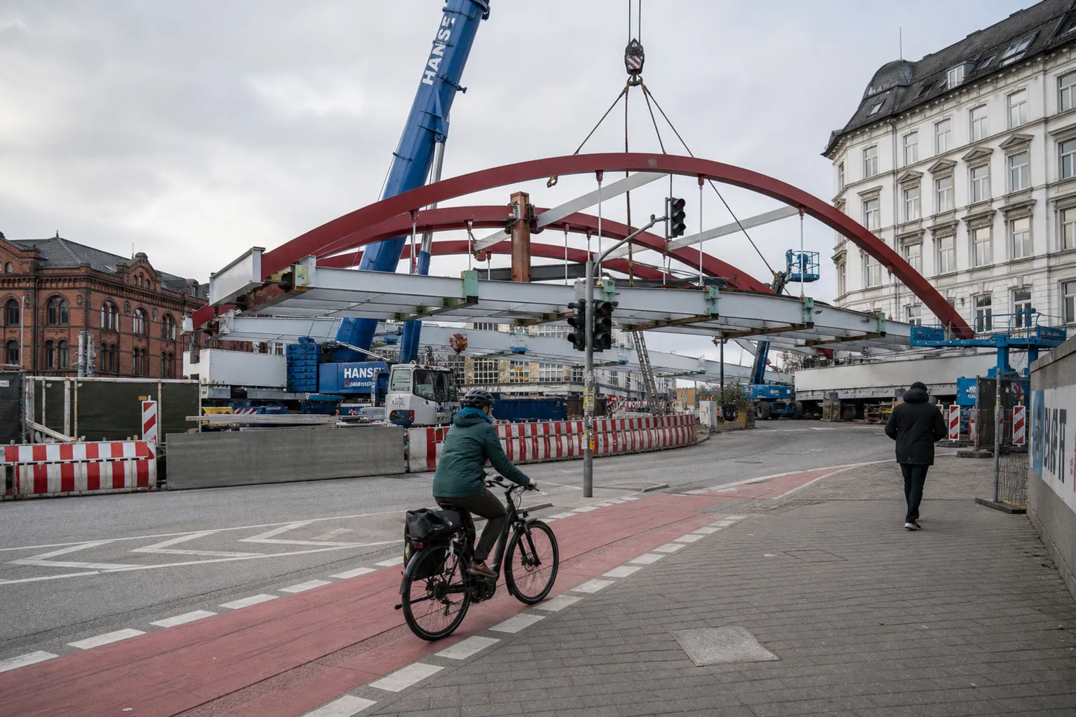 Die neue Sternbrücke in Altona: Ein stählernes Schwergewicht über der Stresemannstraße