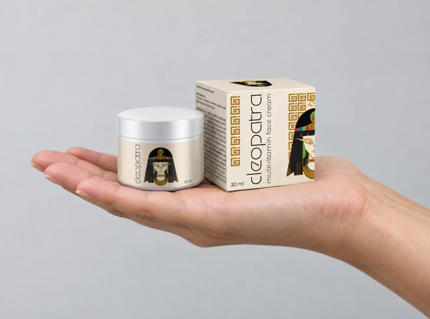 Cleopatra cream — Verpackung in der Hand