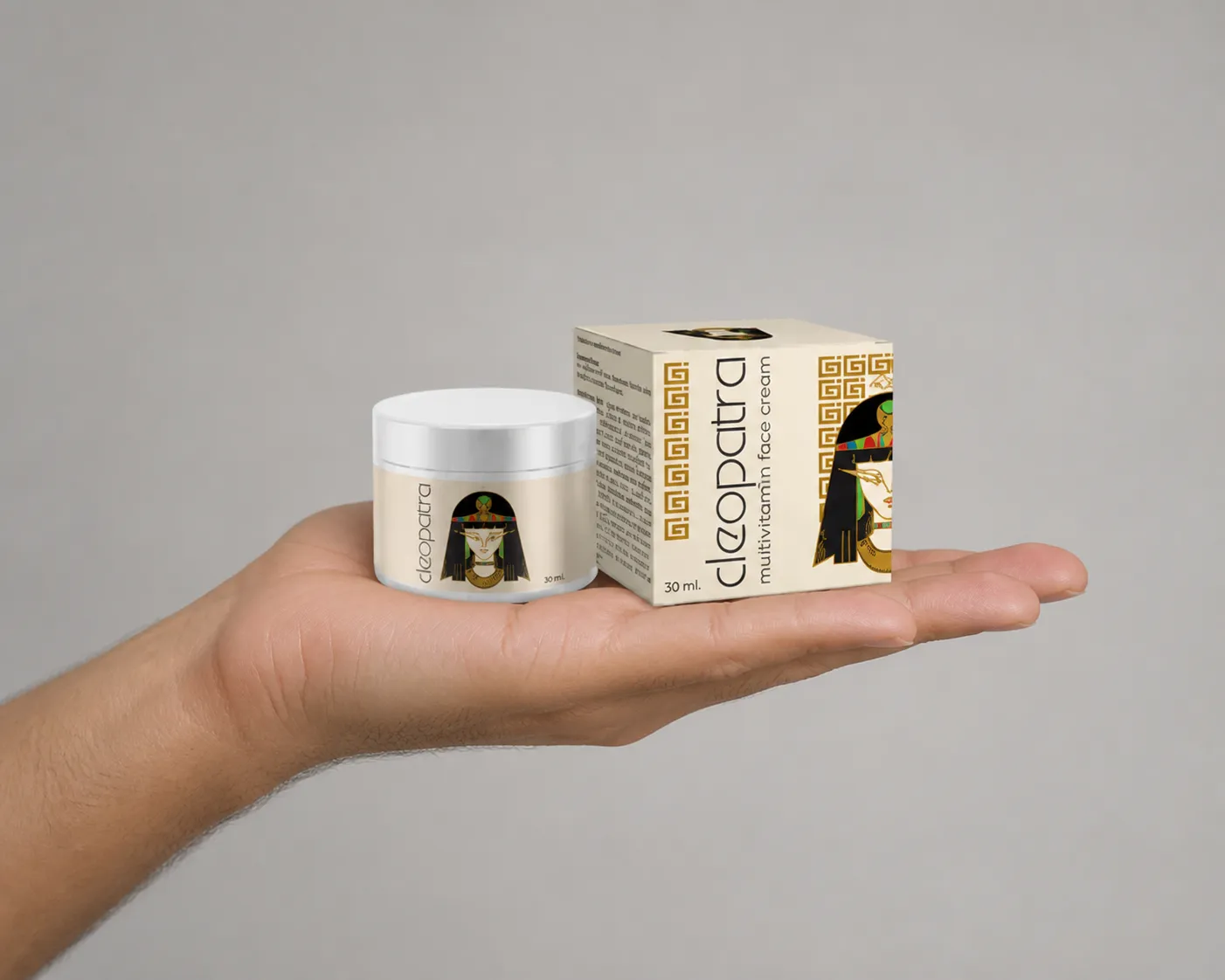 Cleopatra cream — Verpackung in der Hand