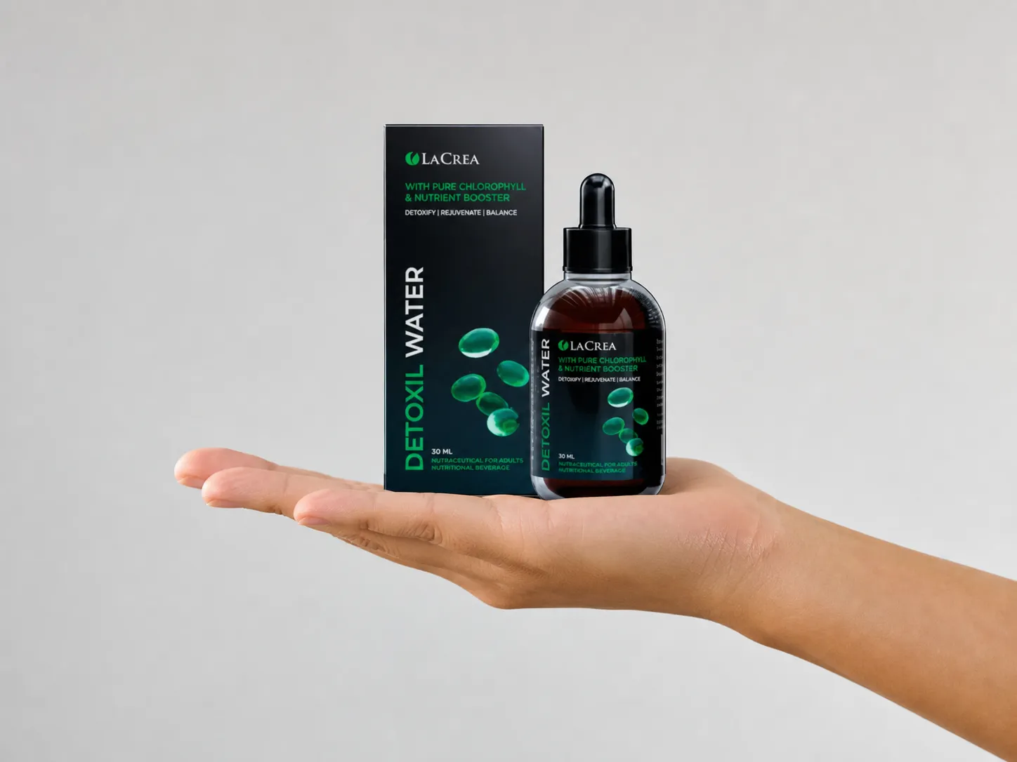 Detoxil water — Verpackung in der Hand
