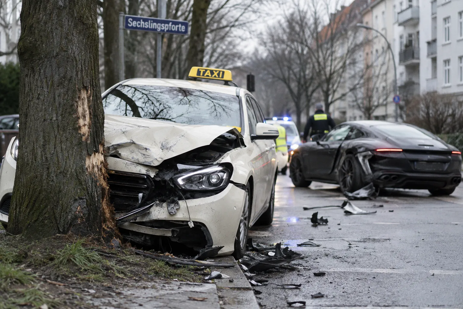 Schwerer Unfall in Hohenfelde: Porsche drängt Taxi von der Fahrbahn