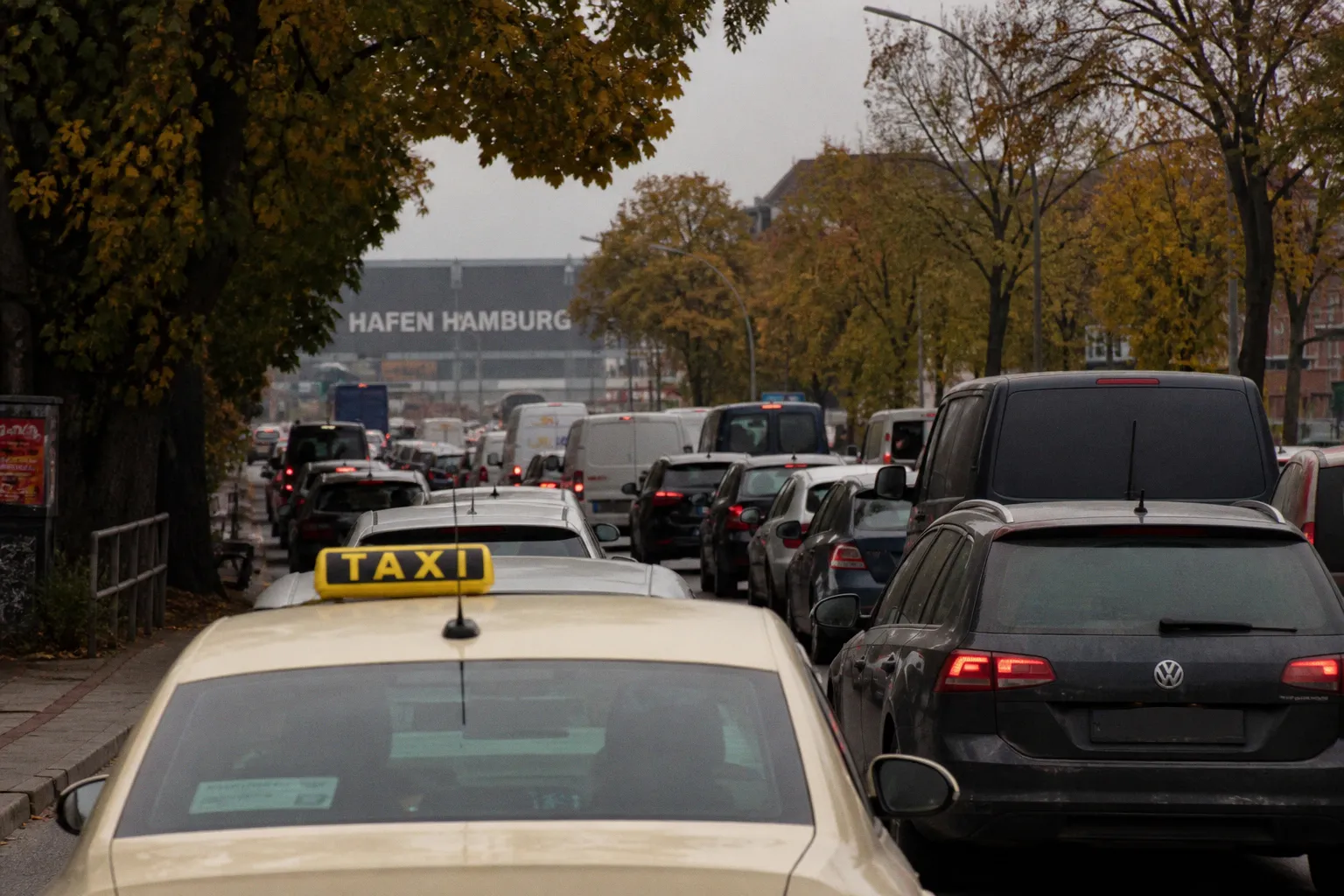 Verkehrschaos in Hamburg: Niedrigwasser und Baustellen bremsen den Hafen aus