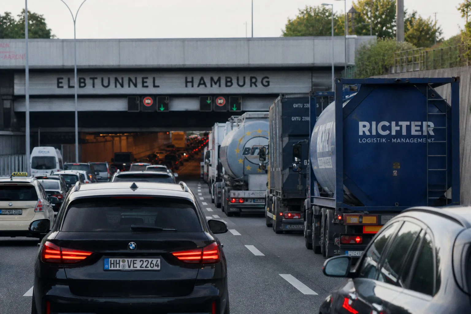 Verkehrslage in Hamburg: Herausforderungen für Taxifahrer auf A1 und A7