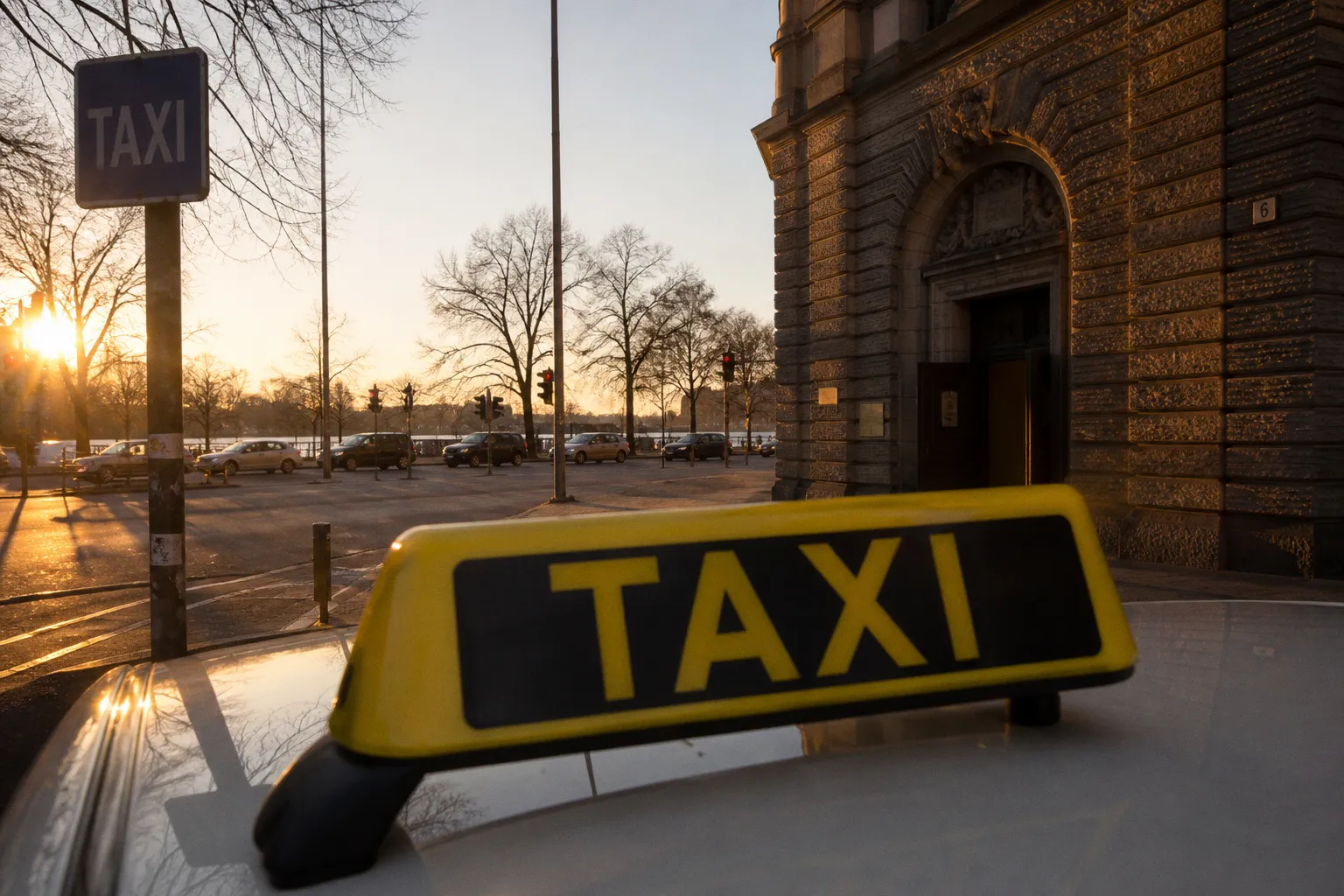 Verkehrswende in Schleswig-Holstein: Was der SPD-Plan für Hamburger Taxifahrer bedeutet