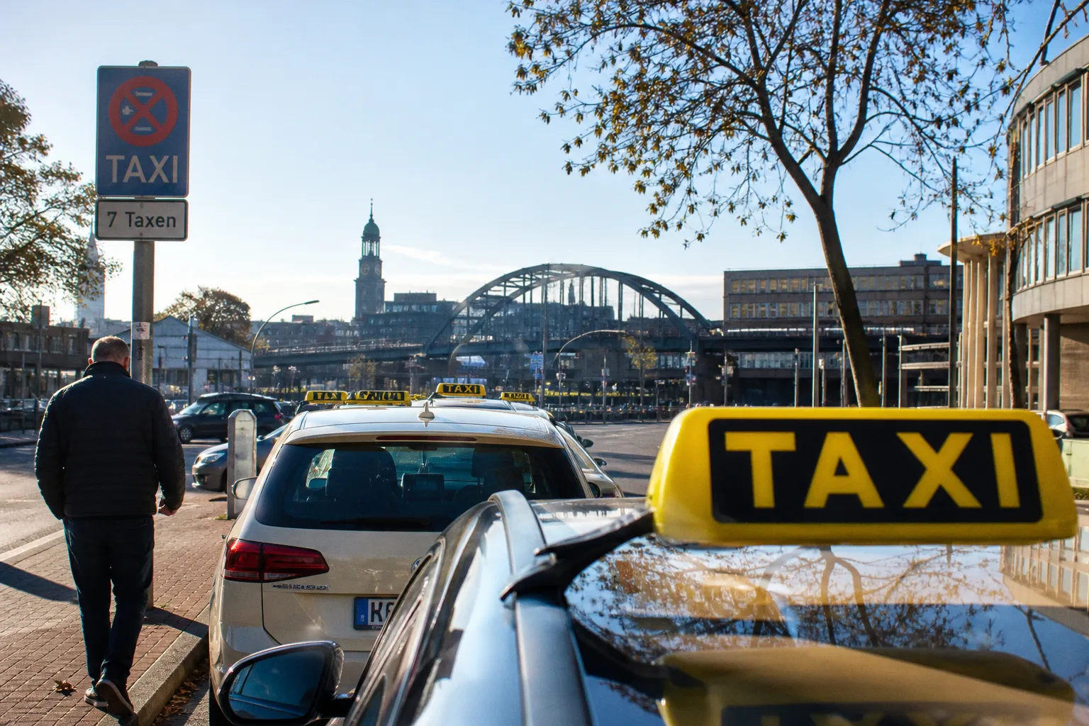 Warum der IT-Fachkräftemangel Hamburgs Taxibetriebe teuer zu stehen kommt