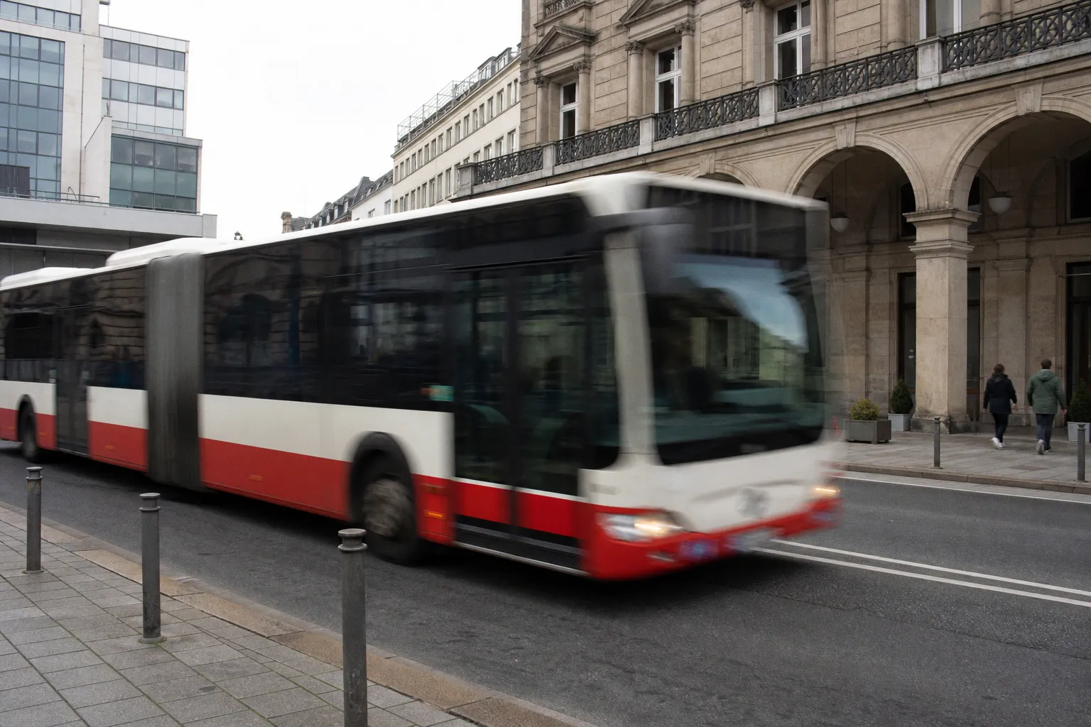 Warum Hamburger Busse langsamer fahren: Eine Analyse der Debatte
