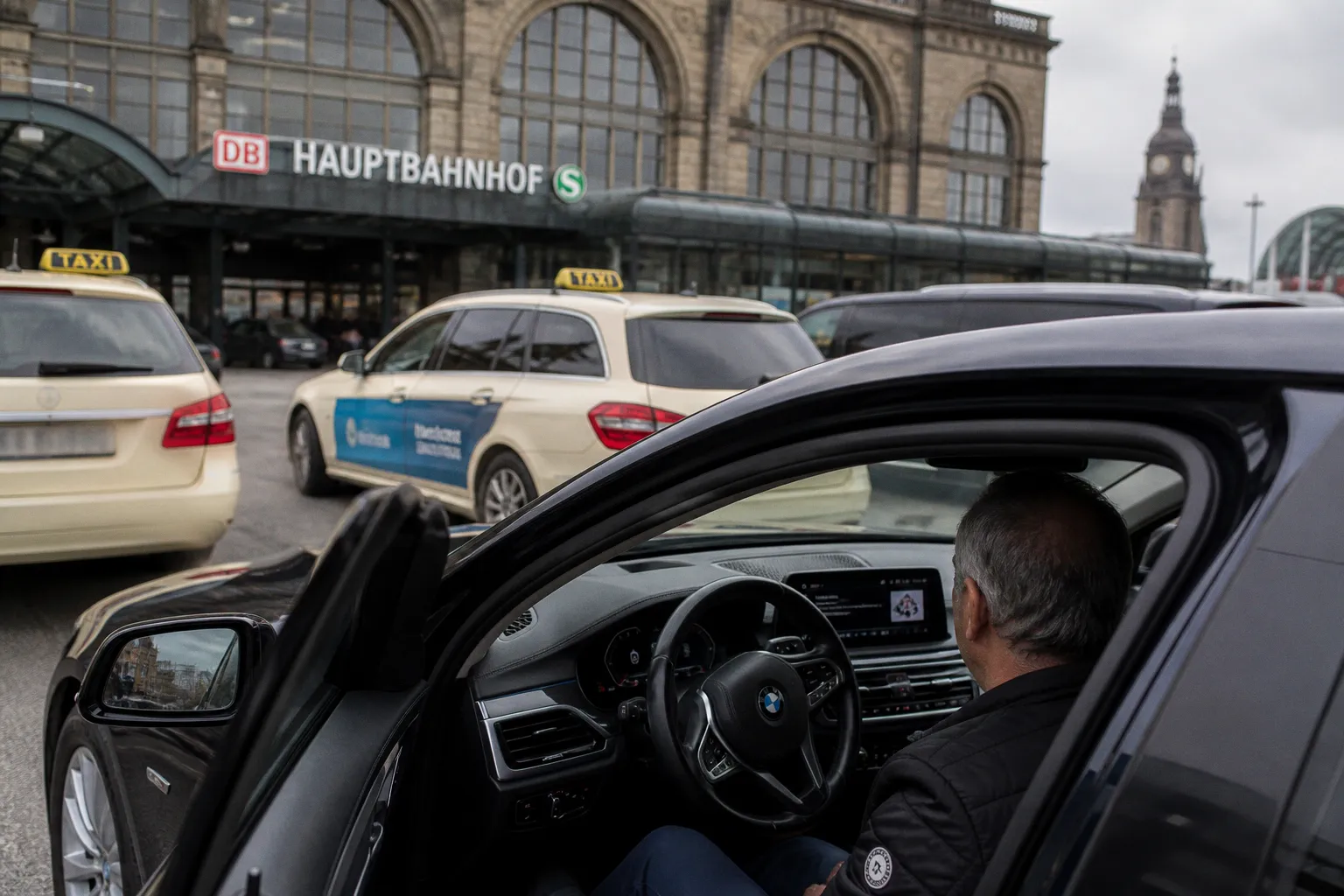 Werbung im BMW-Display: Was Hamburger Taxifahrer jetzt wissen müssen