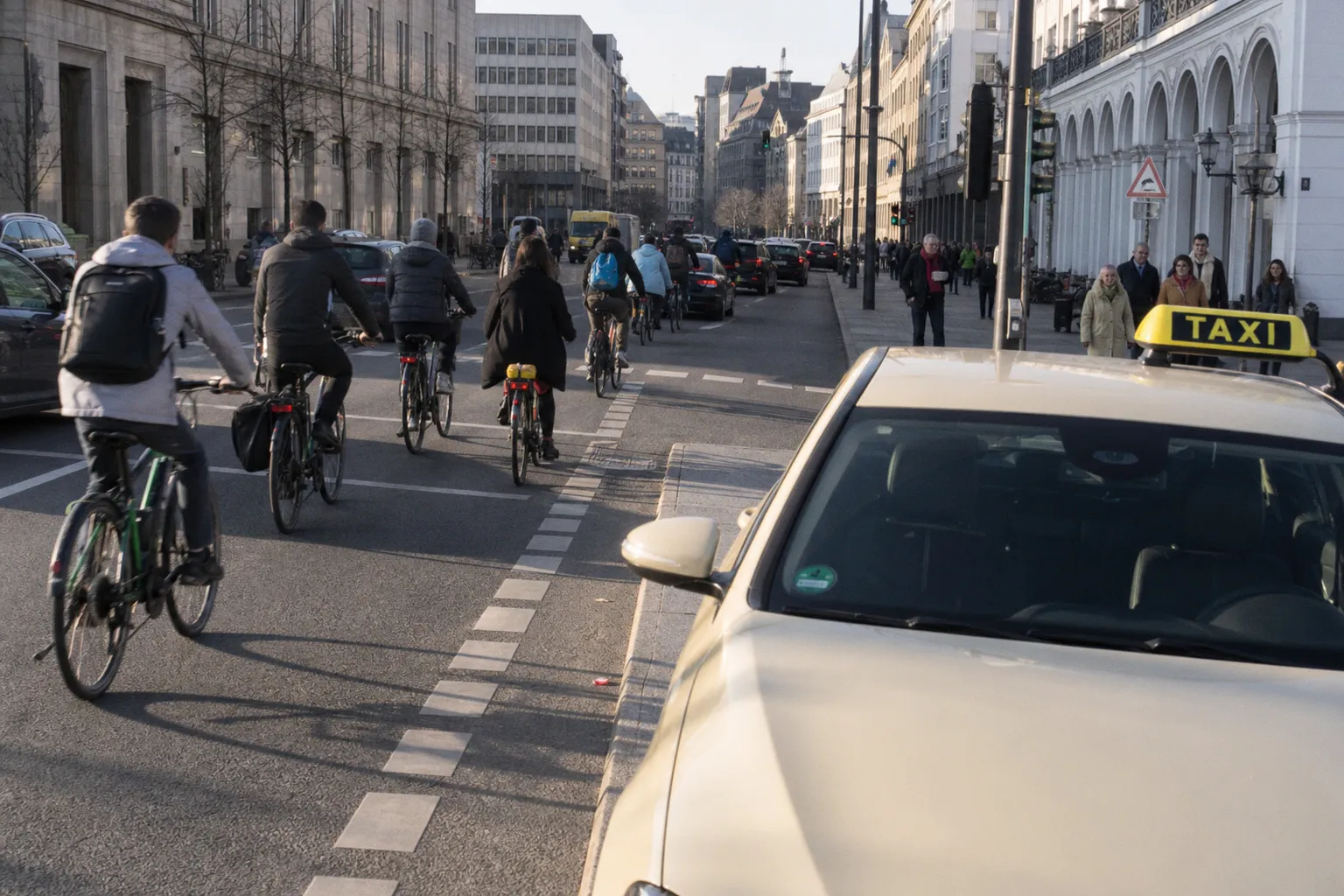 Zehn Jahre Rad- und Fußverkehr in Hamburg: Eine kritische Bilanz aus Taxiperspektive